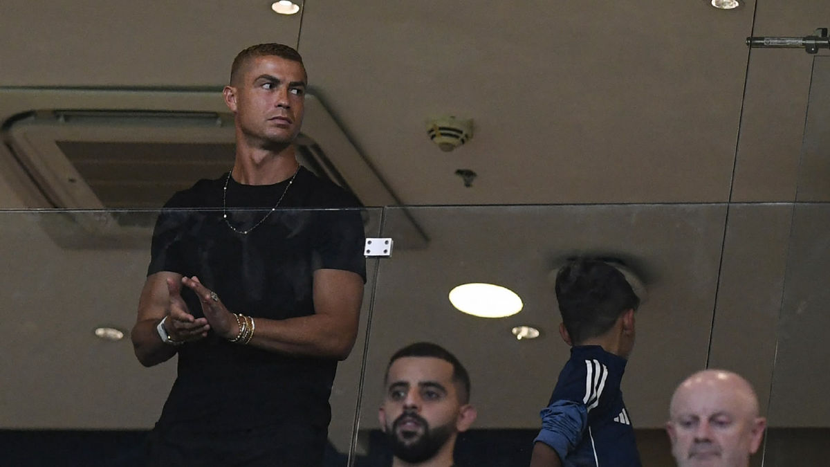 رونالدو ونجله يتابعان فوز النصر على الدرعية في كأس الملك السعودي