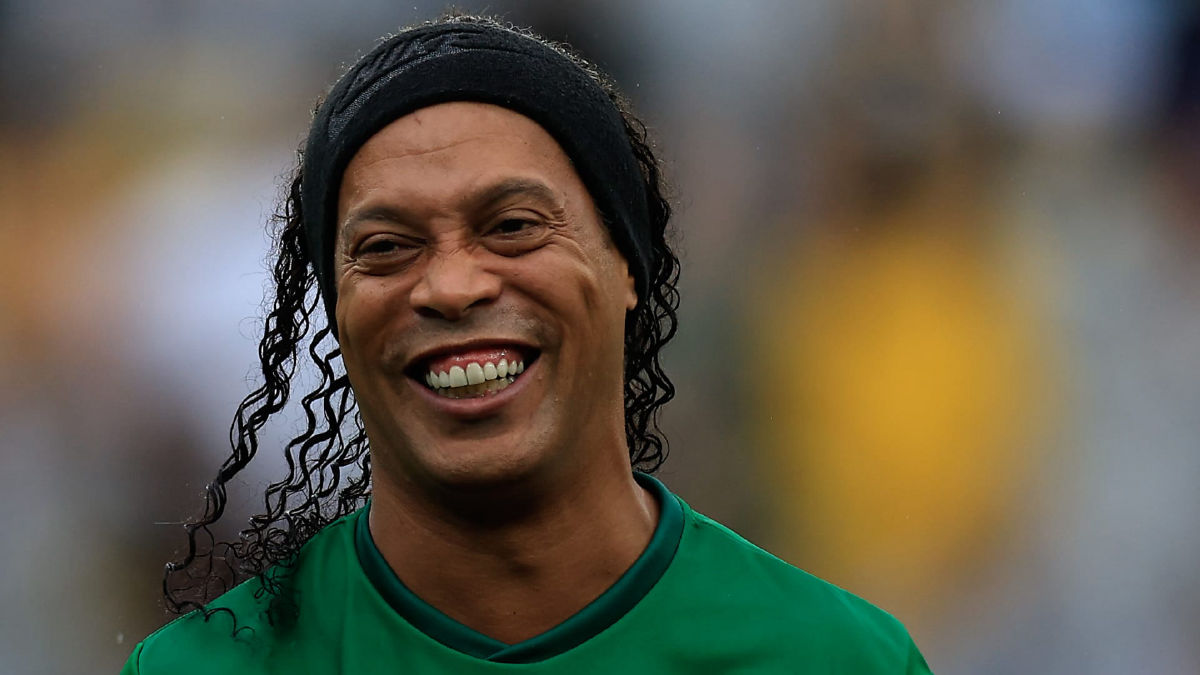 بعد 11 عاماً من الاعتزال.. رونالدينيو يقرر العودة للملاعب عبر بوابة الدوري الإيطالي