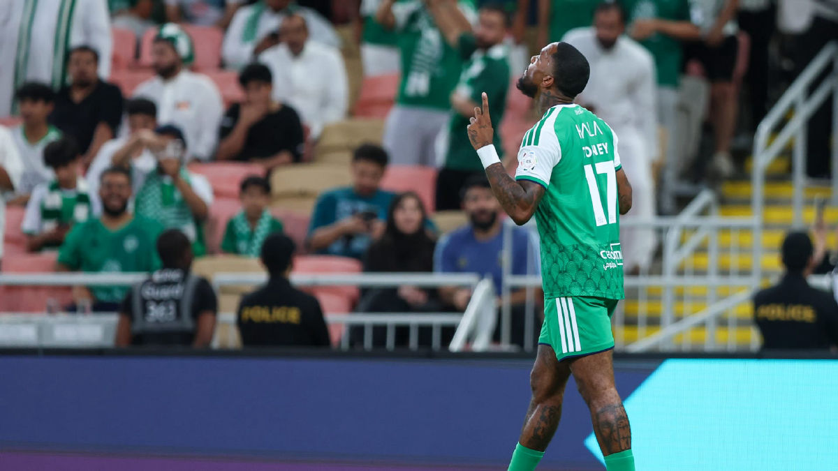 إيفان توني يتألق ويسجل هاتريك في فوز الأهلي العريض على أبها
