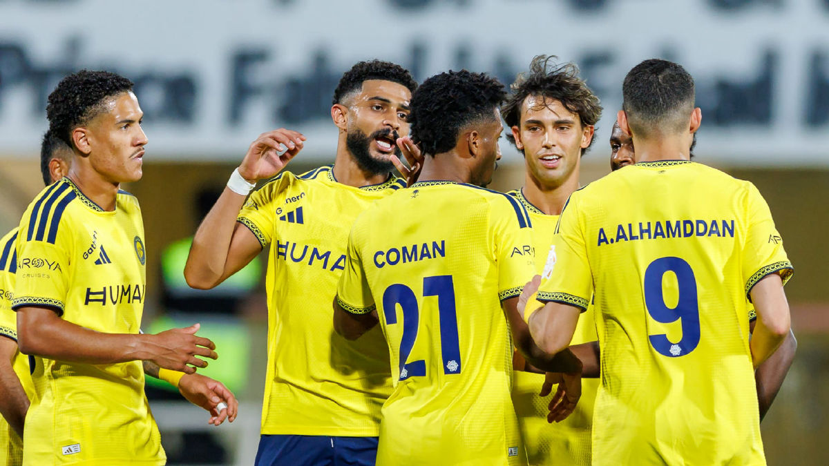 دعم جماعي من لاعبي النصر لحارسهم الشاب بعد أخطائه أمام الاتفاق