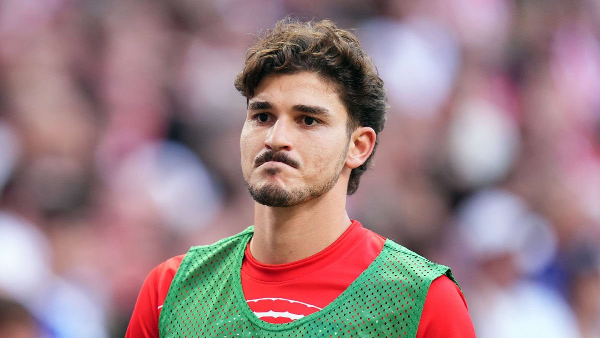 أتلتيكو مدريد يغلق أبواب الرحيل أمام ألفاريز ويهاجم سياسات برشلونة في الانتقالات