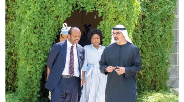 خالد بن محمد يبحث مع ملك مملكة إسواتيني سُبل تعزيز التعاون