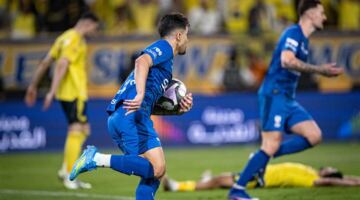 سيناريو جنوني.. الهلال يصعق النصر ورونالدو ويؤجل حسم الدوري السعودي للجولة الأخيرة صعق الهلال نظيره النصر بهدف في الوقت القاتل ليؤجل تتويجه بلقب الدوري السعودي بشكل رسمي. الثلاثاء، 12 مايو 2026 – 23:16