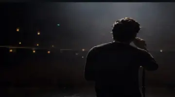 يشتبه بوجود ورم سرطاني مطرب عربي شهير يمر بأزمة صحية حرجة