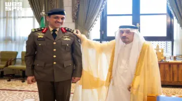 أمير الرياض يقلّد قائد ومساعد قائد القوة الخاصة بأمن قصر الحكم رتبة عميد