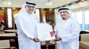 ضاحي خلفان يكرم مبتكر فكرة دوريات الشرطة الفارهة