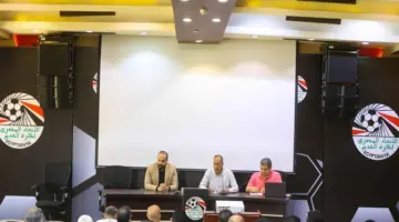 مصطفى عزام يجتمع مع مندوبي المناطق لمناقشة قواعد قيد وانتقالات اللاعبين بالموسم الجديد