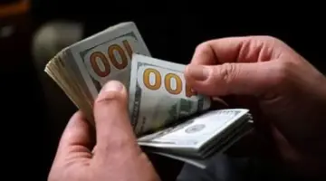 تذبذب أسعار صرف العملة الأمريكية مقابل الجنيه داخل البنوك في التعاملات اليومية