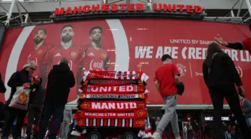 جماهير مانشستر يونايتد تشن هجوماً حاداً ضد إدارة النادي قبل بداية الدوري الإنجليزي