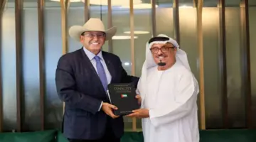 ضاحي خلفان يتسلّم كتاباً يستعرض جاهزية الدولة خلال الأزمات