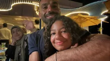 لقطات عفوية تجمع محمد صلاح بابنتيه تثير تفاعلاً واسعاً عبر منصات التواصل الاجتماعي