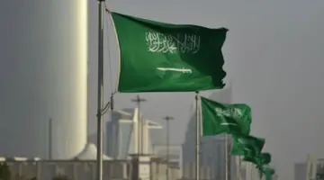 مستقبل التحكيم الأجنبي في مباريات دوري روشن السعودي يثير جدلاً واسعاً بين الجماهير