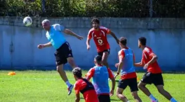 رأسية وائل جمعة في مران الأهلي تستعيد ذكريات تألق الصخرة بالملاعب المصرية