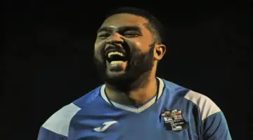 لاعب كرة قدم يغير وجهته 39 مرة خلال مسيرته الاحترافية المثيرة للجدل
