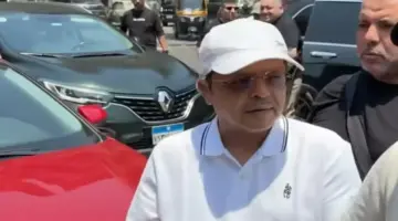 نجوم الفن يواسون محمد هنيدي في جنازة شقيقه وسط حضور جماهيري بارز