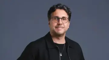 هشام ماجد يكشف كواليس وأبعاد مسرحيته الجديدة التي تجمع الضحك بالإنسانية